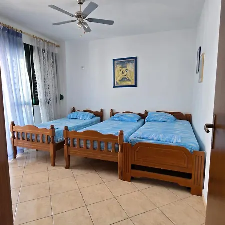 Tirent - Cozy 1-bedroom By Golem Apartment