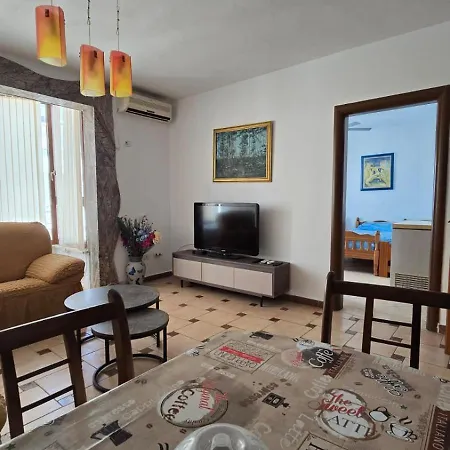 Tirent - Cozy 1-bedroom By Golem Apartment *